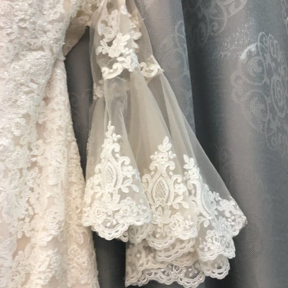 NWT Poet Sleeve Lace Blush/Ivory Wedding Dress - Picture 13 of 16